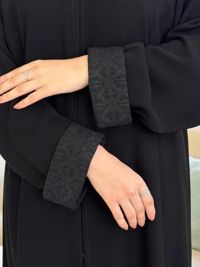 Abaya Asdaa — poignets en jacquard sur crêpe mat