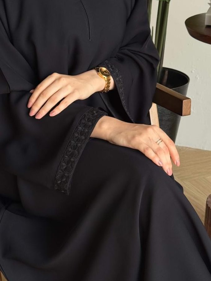 Abaya Soukoun — poignets brodés ton sur ton, portée assise