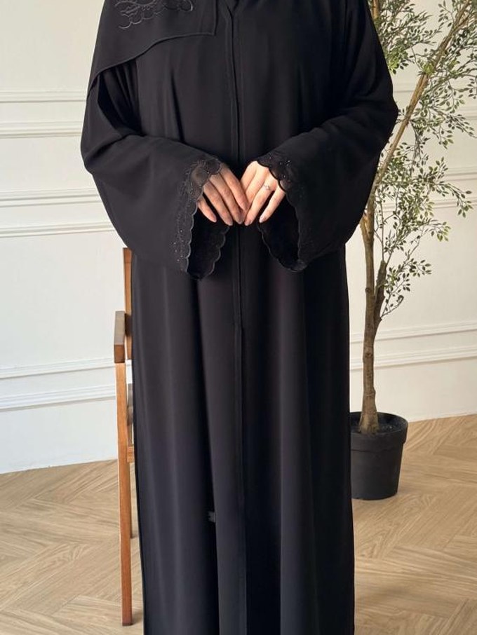 Abaya Masar — poignets en tulle festonné perlé et ourlet mousseline